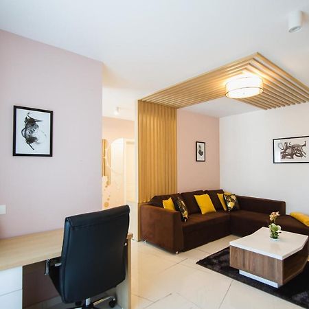 Romantic Getaway At West Residence Oradea Buitenkant foto