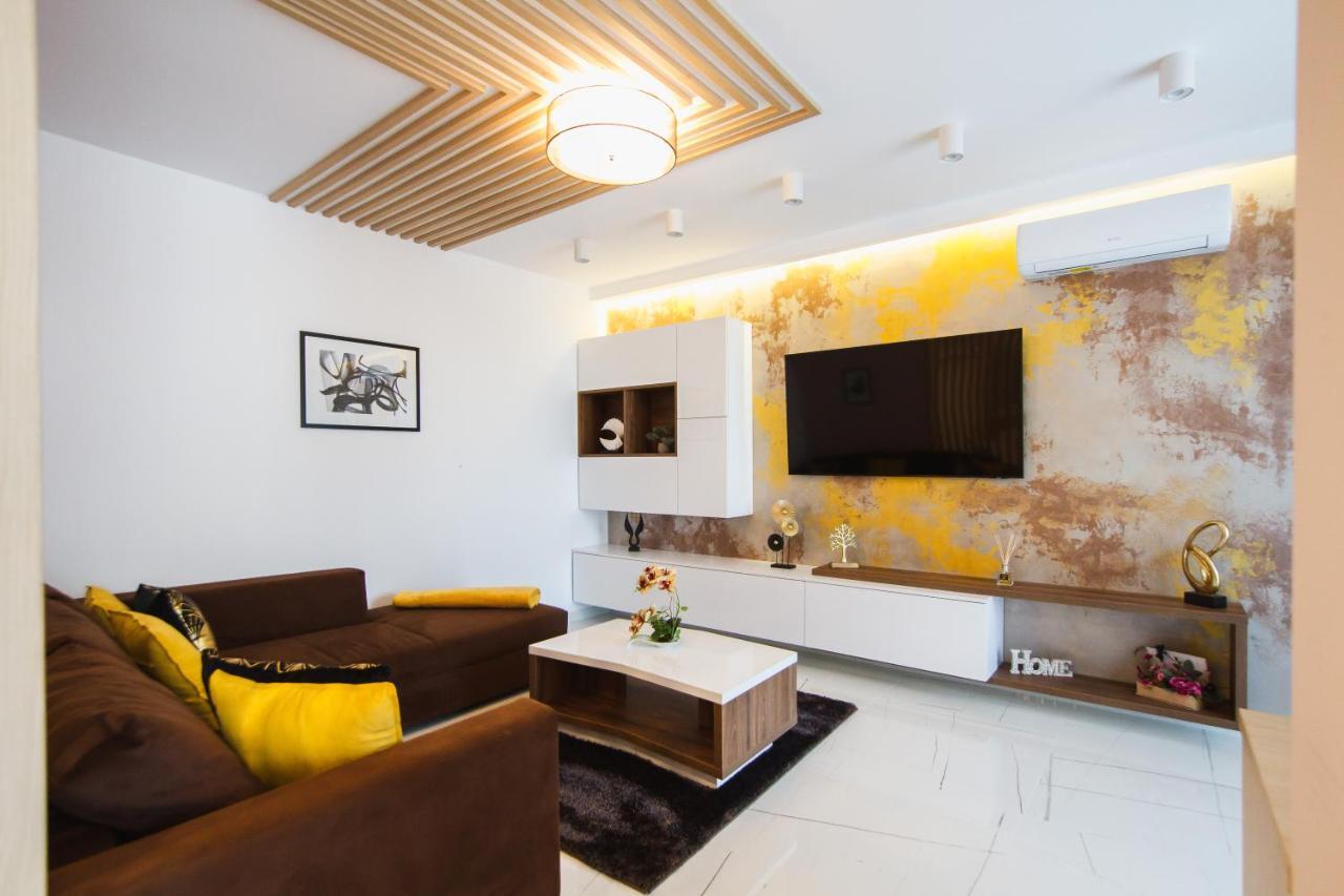 Romantic Getaway At West Residence Oradea Buitenkant foto