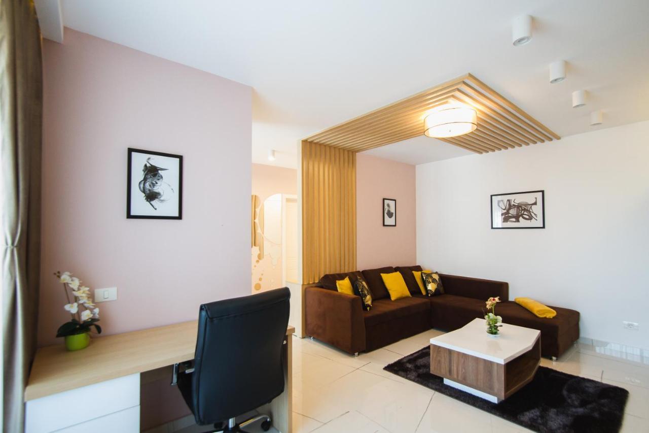Romantic Getaway At West Residence Oradea Buitenkant foto