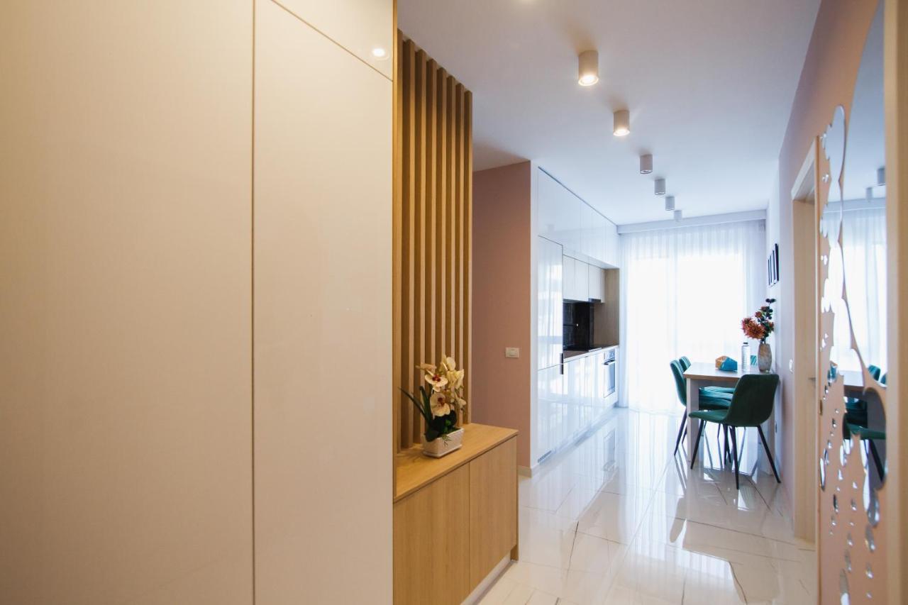 Romantic Getaway At West Residence Oradea Buitenkant foto