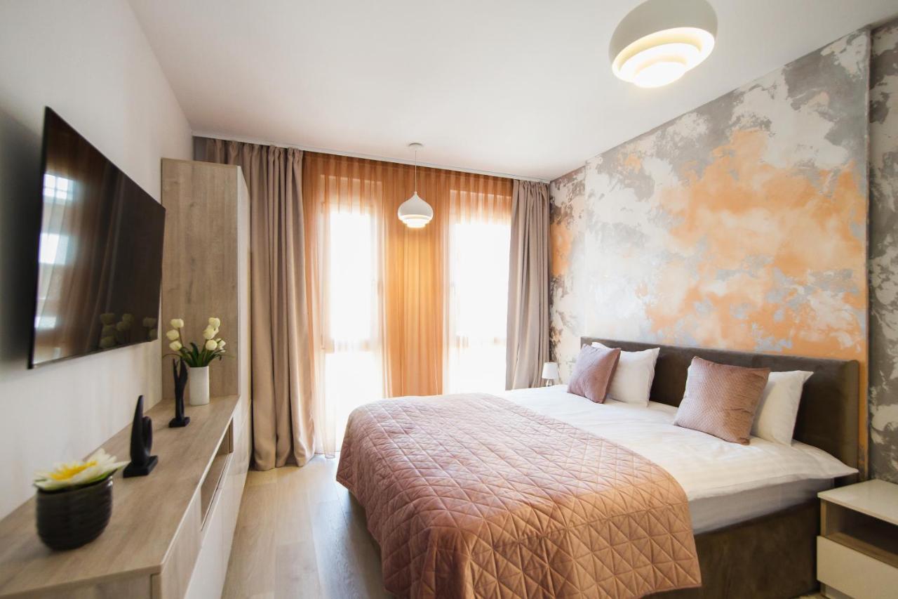 Romantic Getaway At West Residence Oradea Buitenkant foto