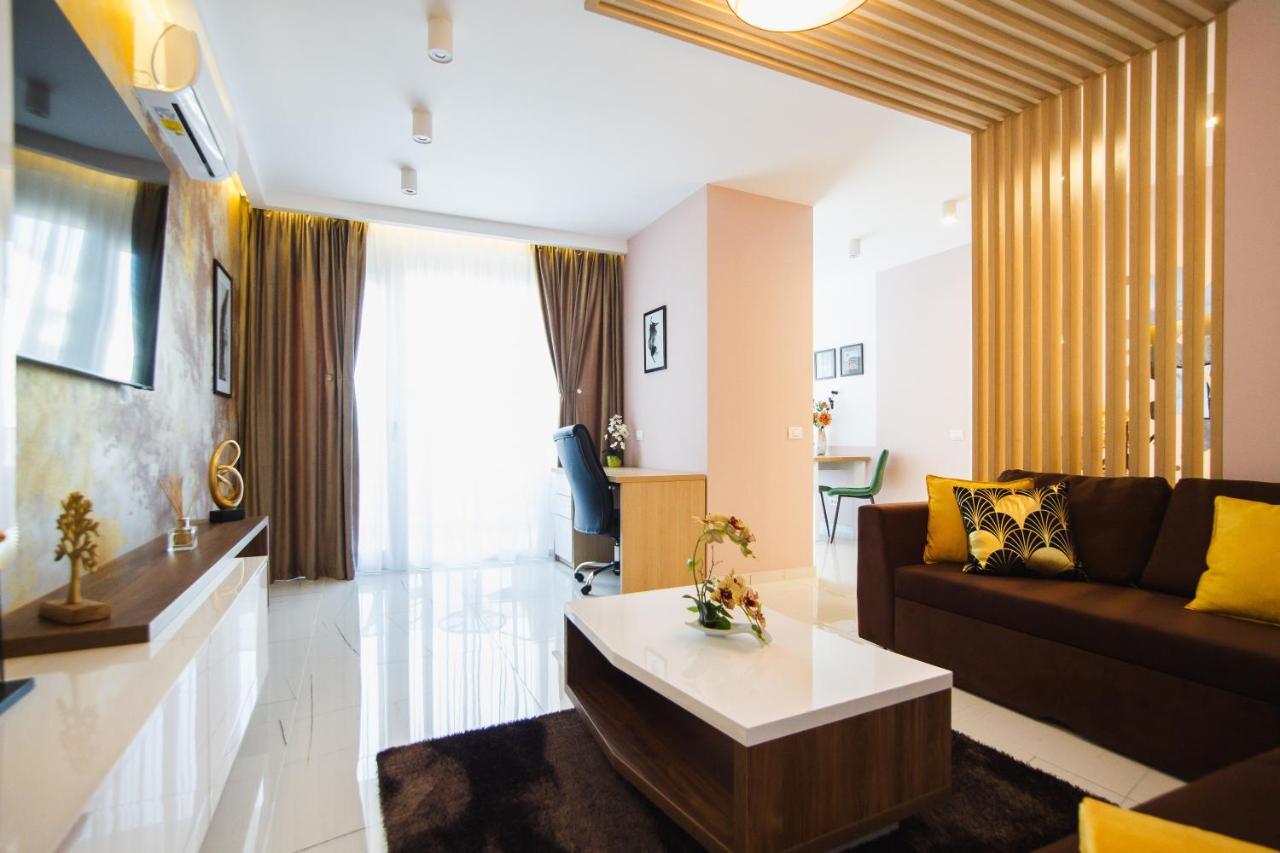 Romantic Getaway At West Residence Oradea Buitenkant foto