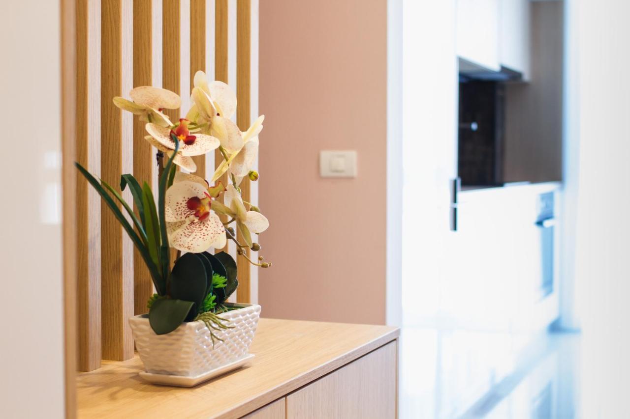 Romantic Getaway At West Residence Oradea Buitenkant foto