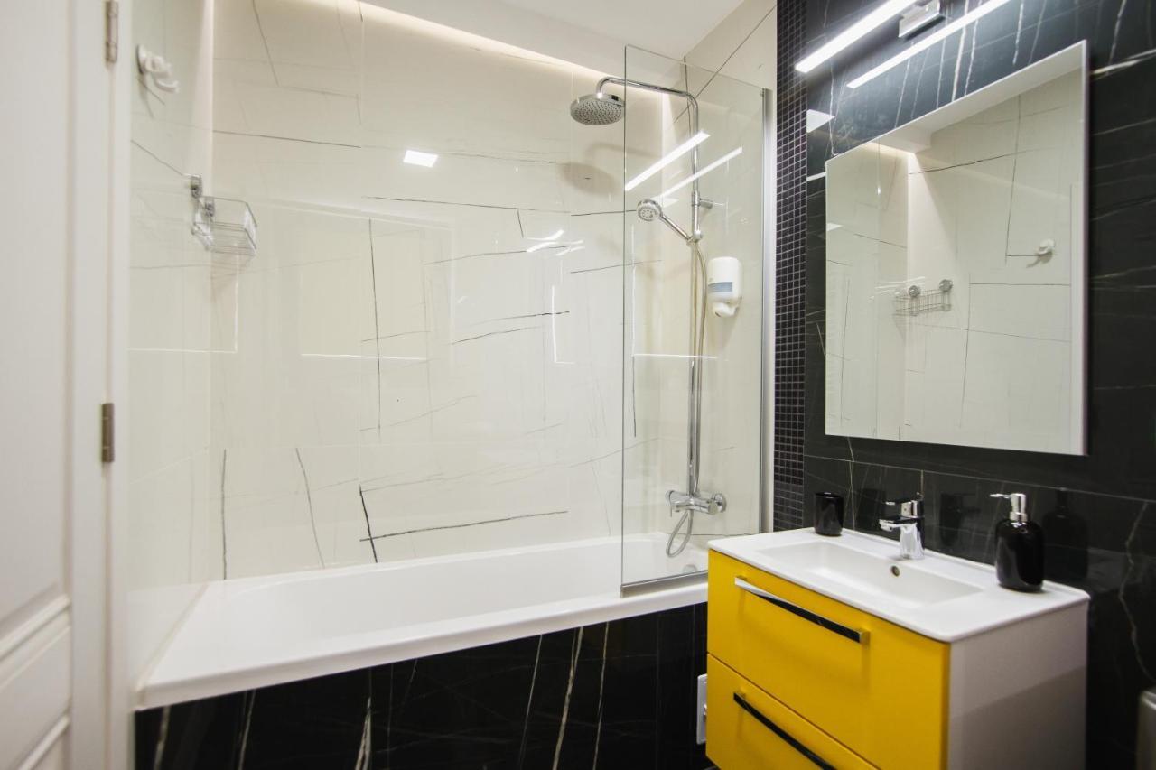 Romantic Getaway At West Residence Oradea Buitenkant foto