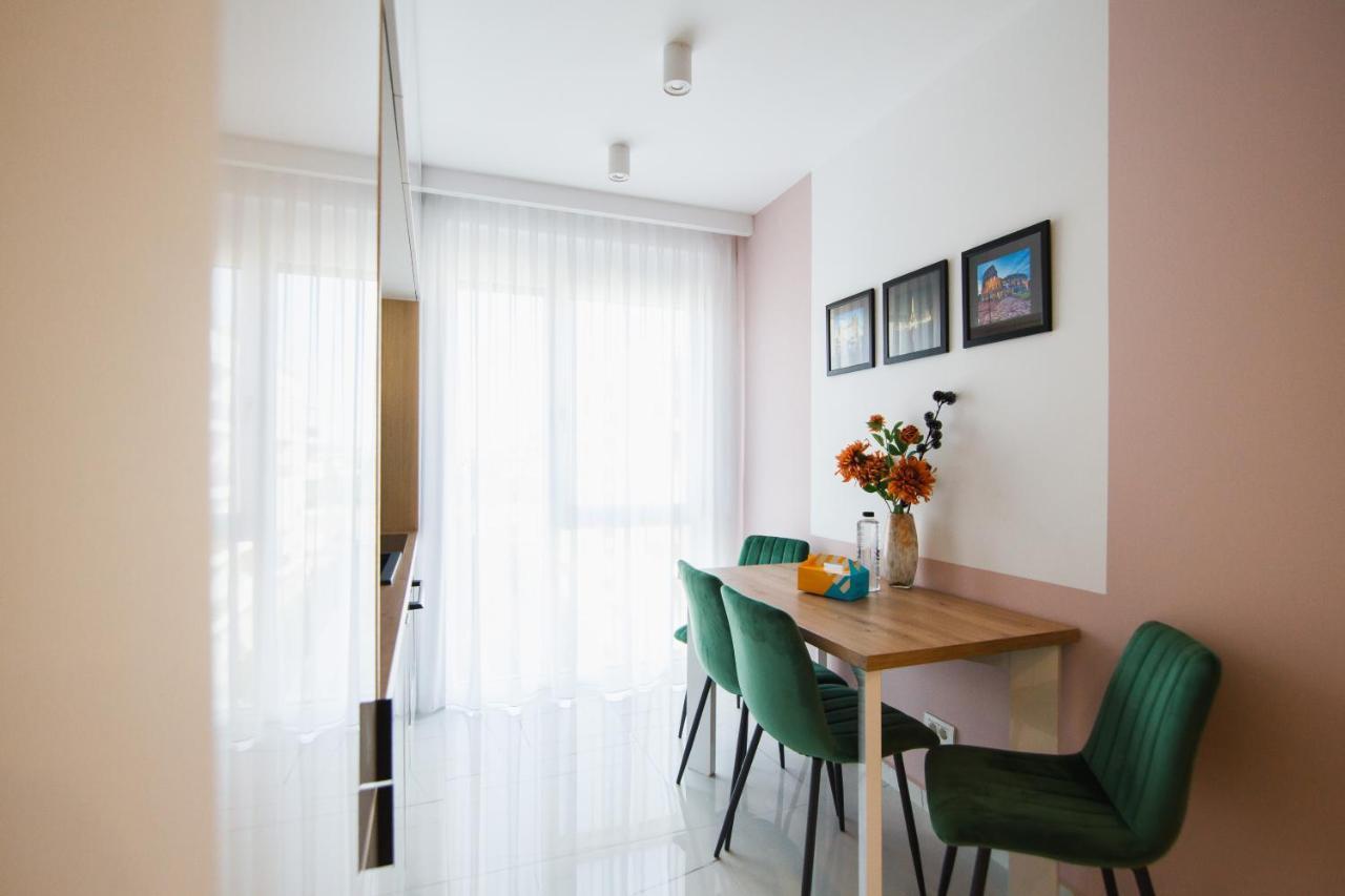Romantic Getaway At West Residence Oradea Buitenkant foto