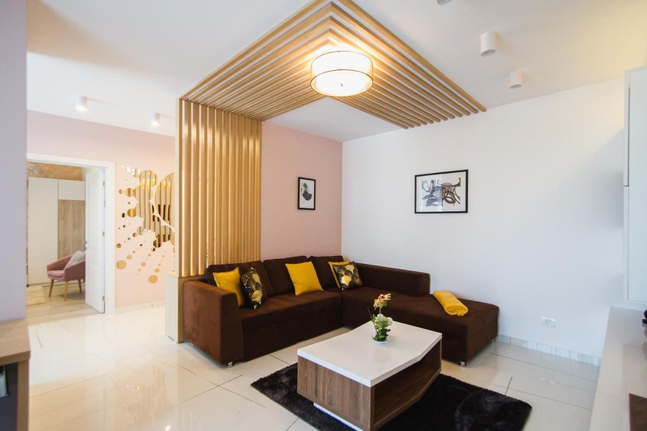 Romantic Getaway At West Residence Oradea Buitenkant foto