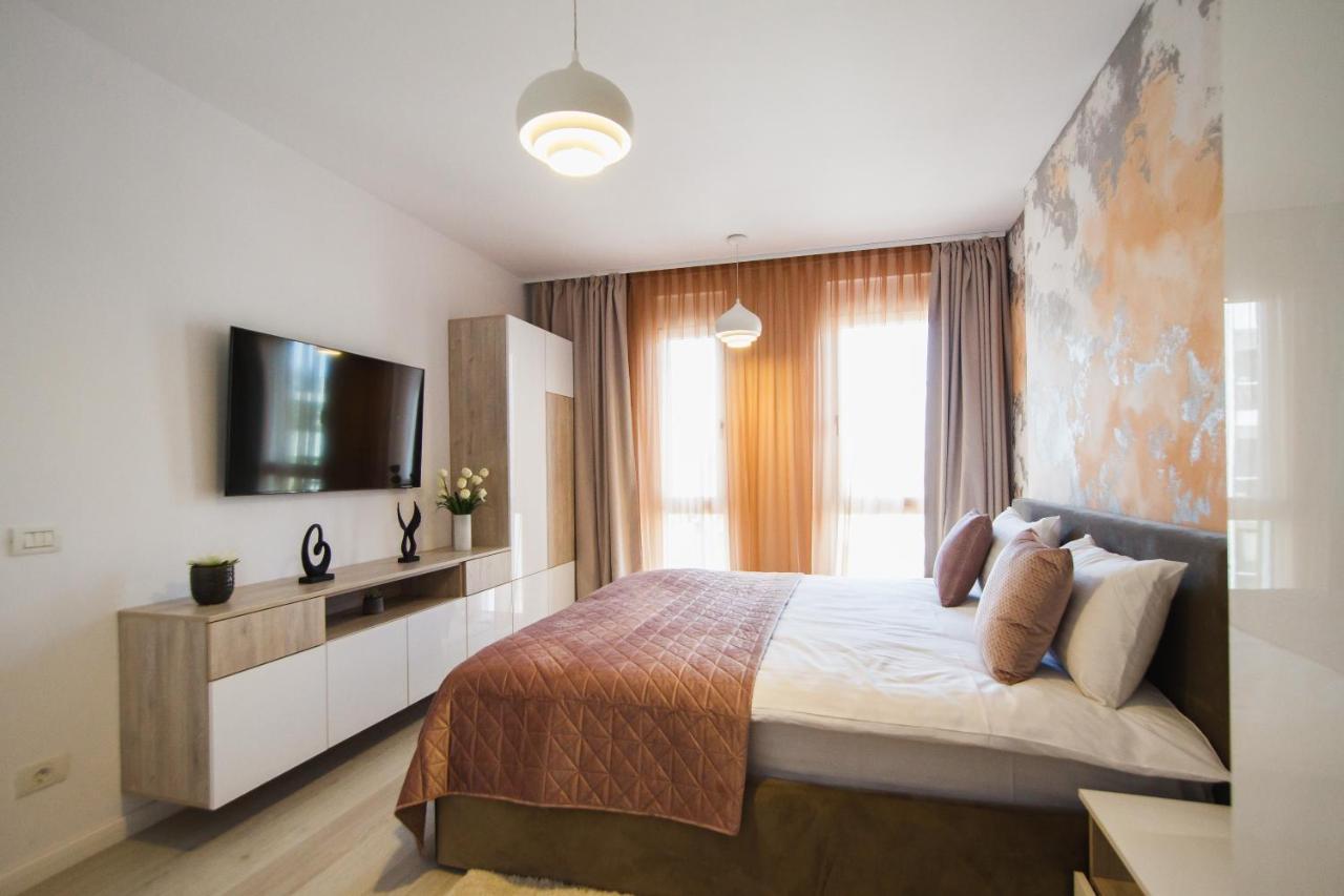 Romantic Getaway At West Residence Oradea Buitenkant foto