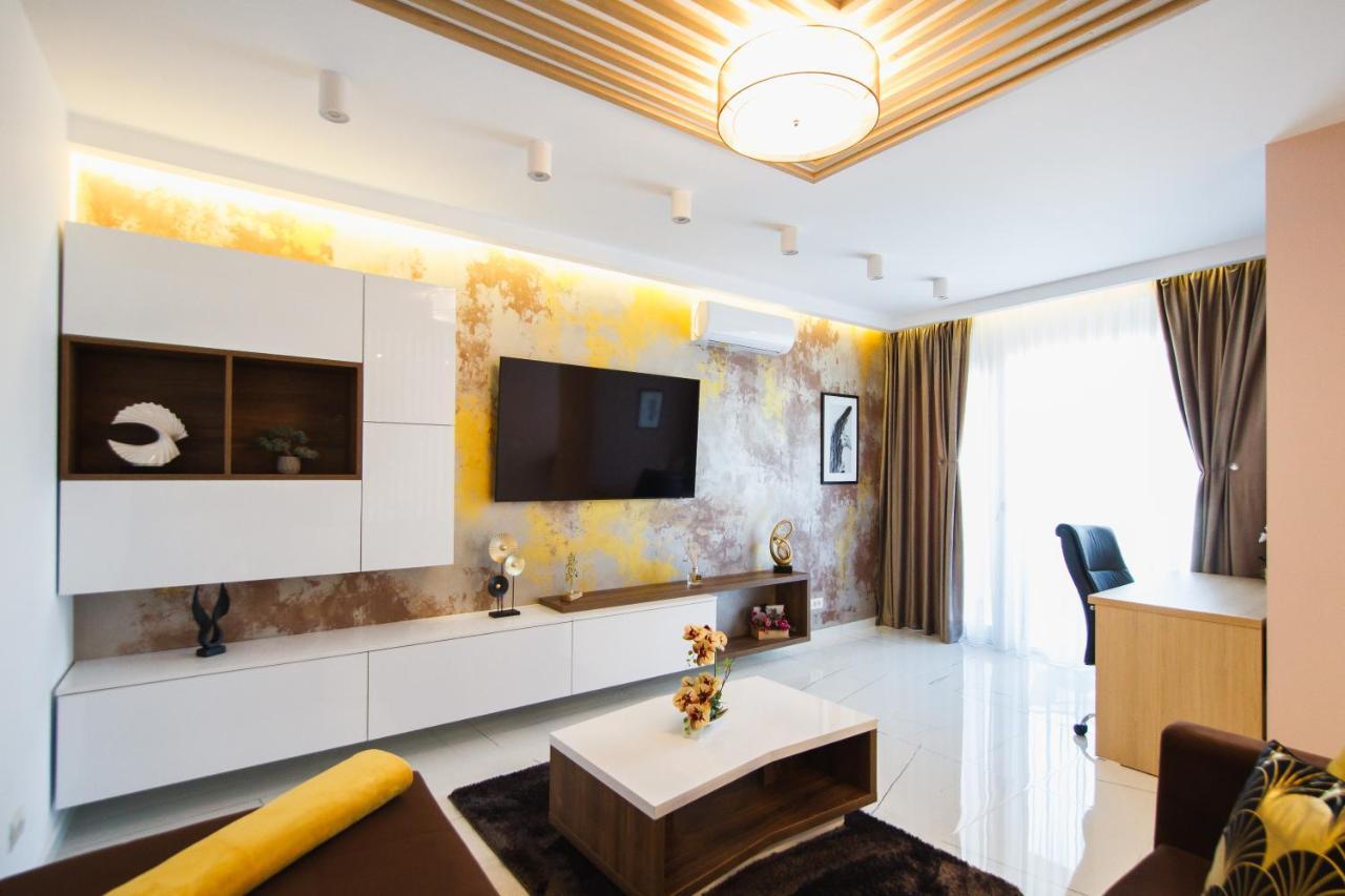 Romantic Getaway At West Residence Oradea Buitenkant foto