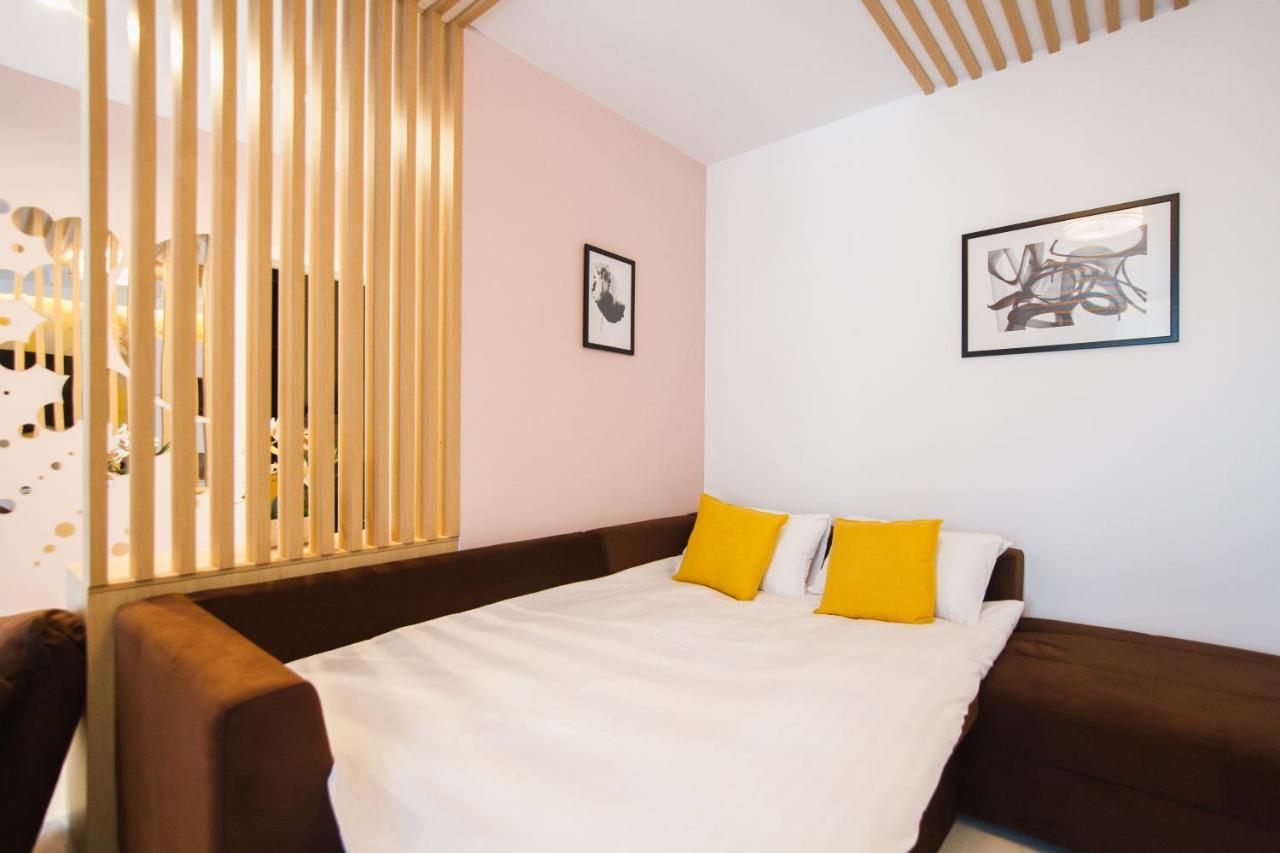 Romantic Getaway At West Residence Oradea Buitenkant foto