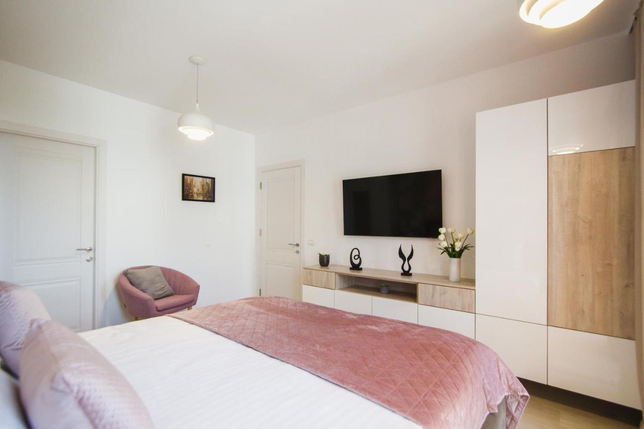 Romantic Getaway At West Residence Oradea Buitenkant foto