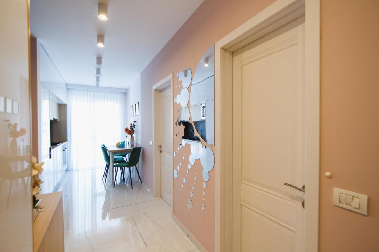 Romantic Getaway At West Residence Oradea Buitenkant foto